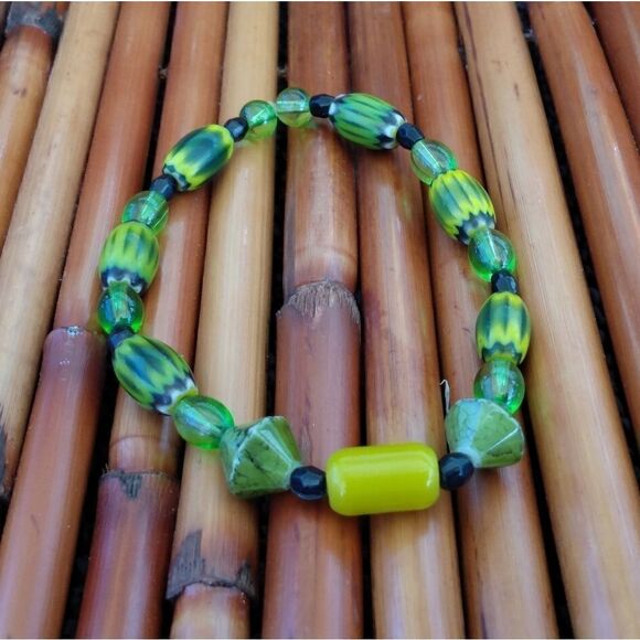 HANDMADE Vibrant Green/Black/Yellow Glass Beaded Bracelet Stretchable - Picture 6 of 12